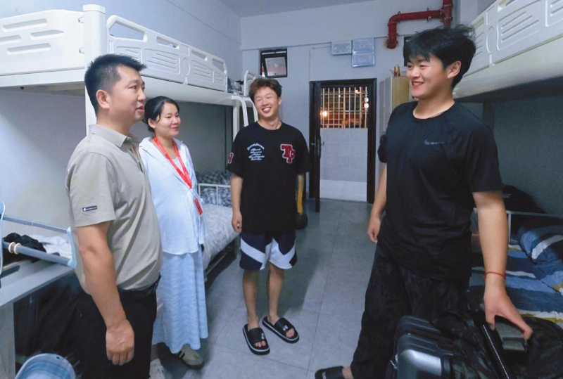 马克思主义教学部走访新生寝室 真情关怀
暖人心