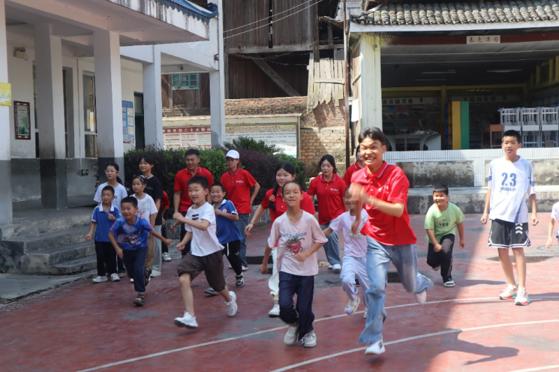 贵州传媒职业学院暑期“三下乡”情暖岩洞村：守护留守儿童安全与成长