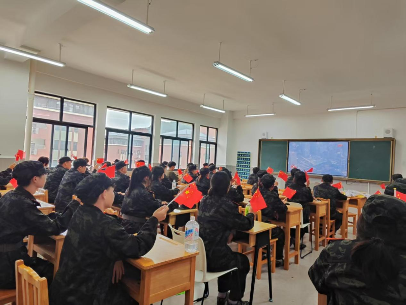 一堂走心的“大思政课”：信息工程系师生集中观看纪念中国人民抗日战争暨世界反法西斯战争胜利80周年阅兵式