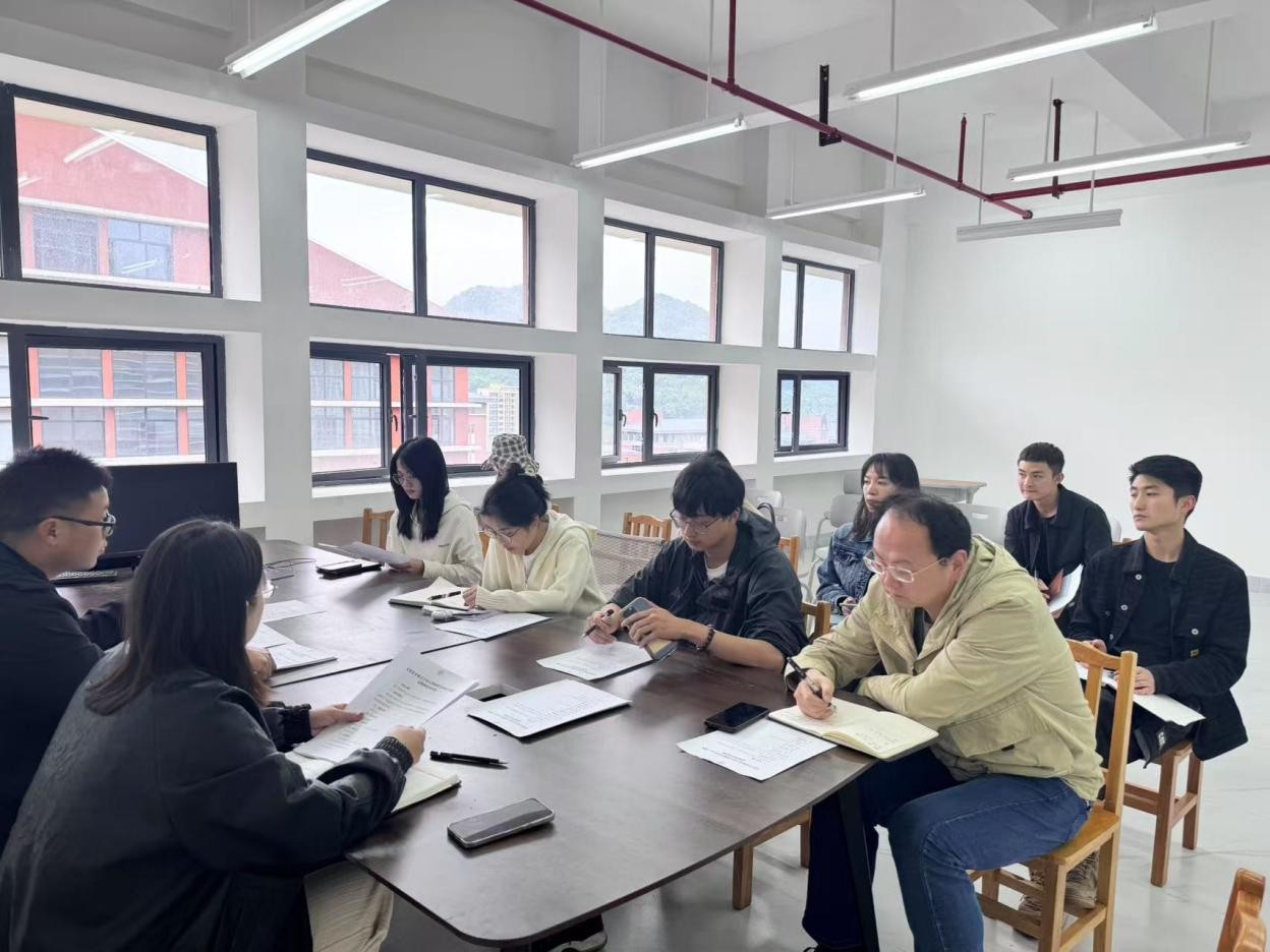 深入贯彻学习中央八项规定精神
强化教师作风建设
